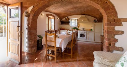 Private Villa with WIFI, A/C, private pool, patio, panoramic view, parking, close to Montepulciano