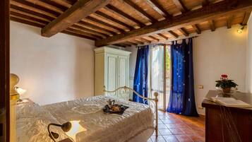 3 dormitorios, tabla de planchar con plancha, cuna de viaje