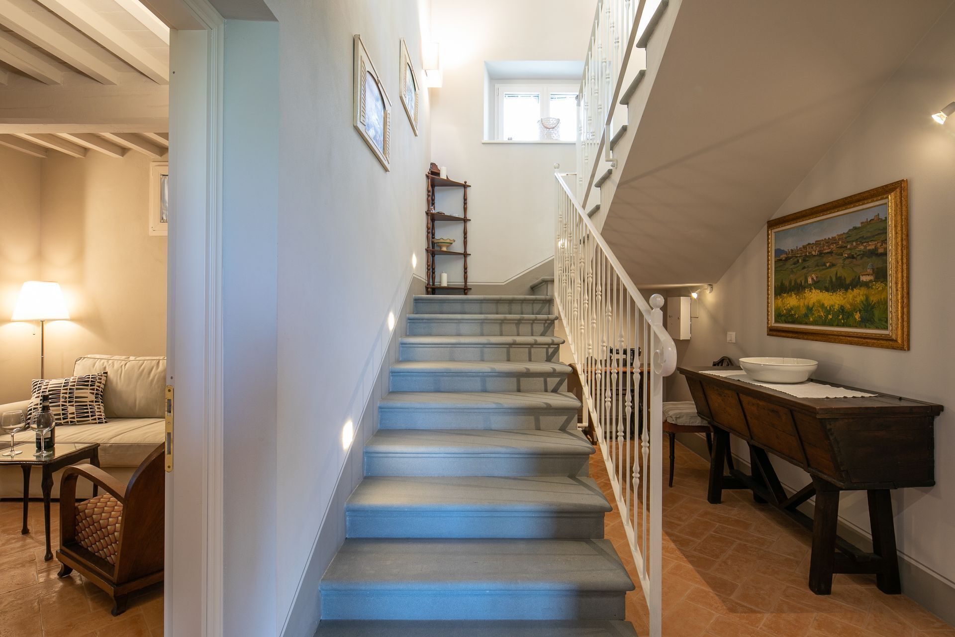 Una escalera conduce a un dormitorio en el altillo con vistas al campo.