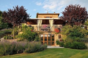 A two-story house with a balcony, surrounded by lush gardens and trees. - Beautiful private villa with WIFI, A/C, private pool, TV, terrace, panoramic view, close to Cortona (Montanare)