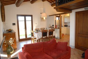 Fernseher, Kamin, Stereoanlage