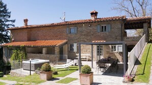 Unclassified image, 4 of 48, button - Private Villa with private pool, WIFI, hot tub, A/C, TV, terrace, panoramic view, close to Cortona (Poggioni)