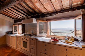 R éfrigérateur, four à micro-ondes, un four, surface de cuisson