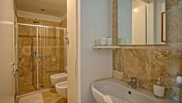 Dusche, Haartrockner, Bidet