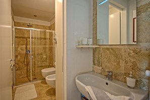 Dusche, Haartrockner, Bidet