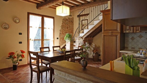 A rustic interior with a dining area, kitchen, and staircase. - Wonderful  villa for 4 guests with A/C, WIFI, private pool, TV and panoramic view, close to Cort... (La Villa-farneta)