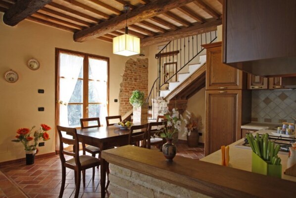 Dining - Wonderful  villa for 4 people with private pool, WIFI, A/C, TV and panoramic view, close to Cort... (La Villa-farneta)