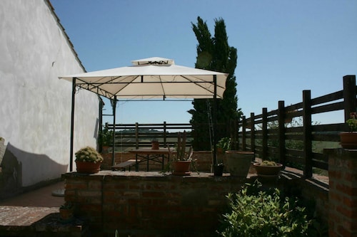 Lovely apartment for 10 people with WIFI, pool, TV and pets allowed