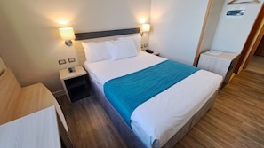 Habitació estàndard, 1 llit de matrimoni, bany privat | Minibar, caixa forta a l'habitació, escriptori i wifi gratuïta