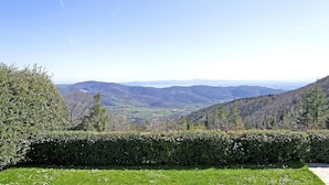 A lush green landscape with rolling hills and a clear blue sky. - Stunning private villa for 4 people with WIFI, private pool, TV, terrace and panoramic view (Cortona)