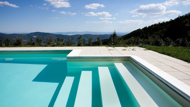 A swimming pool with a clear view of mountains in the background. - Stunning private villa for 4 people with WIFI, private pool, TV, terrace and panoramic view (Cortona)