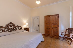5 bedrooms, desk, travel cot, free WiFi