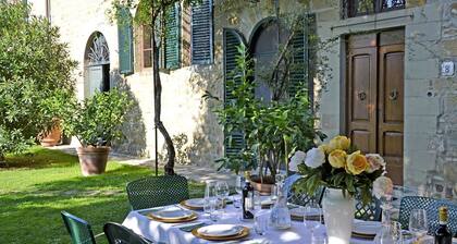 Atemberaubendes alleinstehendes Ferienhaus mit W-LAN, privatem Pool, TV, Innenhof und Panoramablick