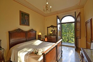 6 bedrooms, iron/ironing board, travel cot, free WiFi