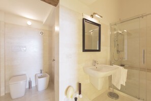 Dusche, Haartrockner, Bidet