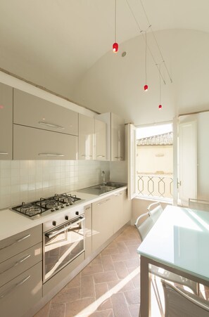 Frigorifero, microonde, forno, piano cottura