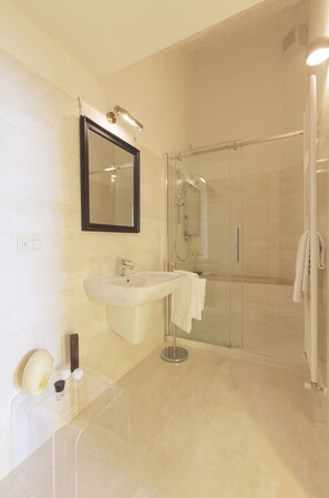 Douche, sĂšche-cheveux, bidet