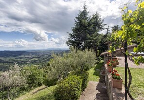Property grounds - Private Villa with pool, sauna, A/C, WIFI, hot tub, TV, terrace, panoramic view, close to Cortona (Torreone)