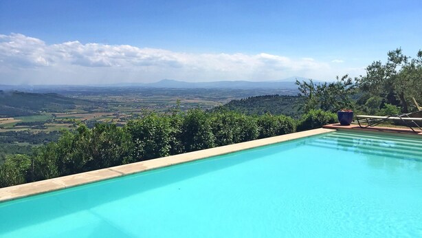 A swimming pool with a view of a hilly landscape and distant mountains. - Private Villa with hot tub, A/C, sauna, WIFI, pool, TV, terrace, panoramic view, close to Cortona (Torreone)