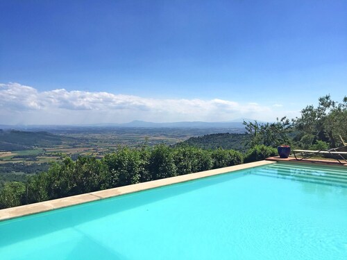 Private Villa with pool, hot tub, sauna, WIFI, A/C, TV, terrace, panoramic view, close to Cortona