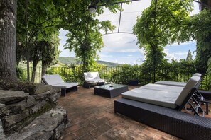 Terrace/patio - Private Villa with pool, sauna, A/C, WIFI, hot tub, TV, terrace, panoramic view, close to Cortona (Torreone)