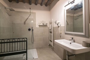 Douche, sèche-cheveux, bidet