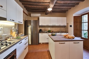 Wasserkocher mit Kaffee-/Teezubehör, Kühlschrank, Ofen, Geschirrspüler