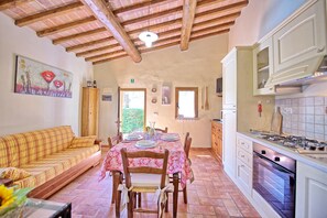 Kühlschrank, Ofen, Herdplatte, Wasserkocher mit Kaffee-/Teezubehör