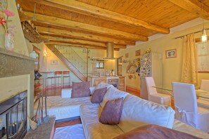 TV, fireplace - Villa Margherita - Farmhouse with private pool (Cortona)