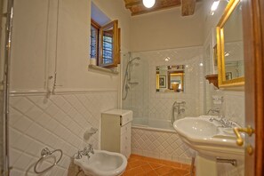 Badewanne, Haartrockner, Bidet