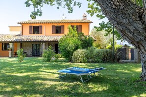 Property grounds - Villa Reale - Holiday Villa Rental with swimming pool in Assisi, Umbria (Assisi)