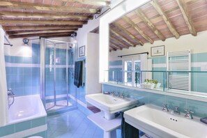 Bathtub, hair dryer, bidet - Beautiful private villa with A/C, WIFI, private pool, TV and panoramic view, close to Lucca (Lucca)