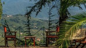 A wooden deck with chairs and a table overlooking a mountainous landscape. - Beautiful private villa with private pool, WIFI, A/C, TV, patio and panoramic view, close to Lucca (San Concordio Di Moriano)