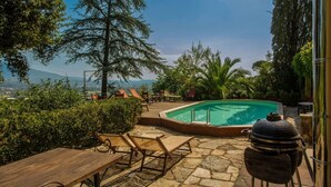 A pool area with lounge chairs and a barbecue grill. - Beautiful private villa with private pool, WIFI, A/C, TV, patio and panoramic view, close to Lucca (San Concordio Di Moriano)