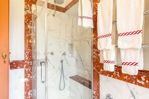 Bathtub, hair dryer, bidet, towels - Villa de Ranieri - Villa with private pool (San Giuliano Terme)