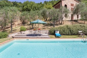 Pool - Nice apartment in villa with WIFI, pool, TV, patio, pets allowed and panoramic view, close to Lu... (San Concordio Di Moriano)