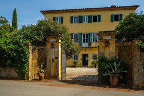 Exterior - Villa Pedone - Historic house with private pool for holiday rental in the hills of Lucca, Tuscany. (San Concordio Di Moriano)