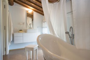 Badewanne, Haartrockner, Bidet