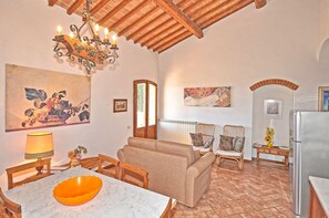 Living area - Nice apartment for 4 guests with A/C, pool, WIFI, TV, terrace and panoramic view (San Gimignano)