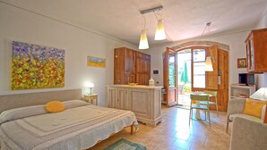 Una camera da letto con un letto, una scrivania e vista sull'esterno.