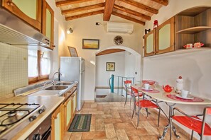 Frigorifero, forno, tostapane, seggiolone