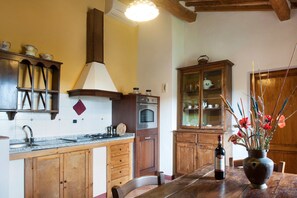 Kühlschrank, Ofen, Herdplatte, Kochgeschirr/Geschirr/Besteck