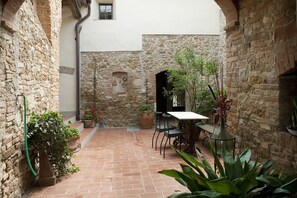 Outdoor dining - Cosy apartment for 4 people with WIFI, A/C, pool, pets allowed and panoramic view (San Gimignano)