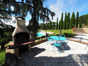 Enjoy casual dining on the patio with a stone-built pizza oven and outdoor seating.