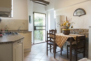 Kühlschrank, Ofen, Herdplatte, Kochgeschirr/Geschirr/Besteck