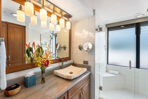Shower, hair dryer, towels - 🏖️Oceanfront Aliʻi Drive Condo w/ A/C | Walk to Town (Kailua Kona)