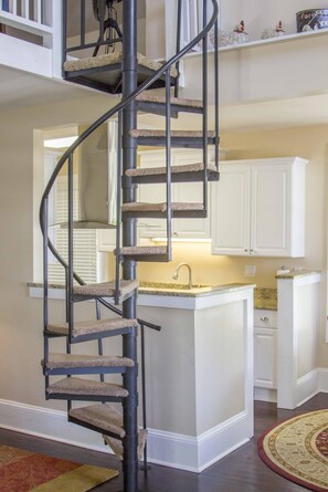 المنشأة من الداخل