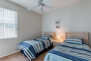 3 chambres, fer et planche à repasser, Wi-Fi, draps fournis