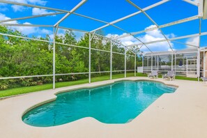 حمّام سباحة مُدفَّأ