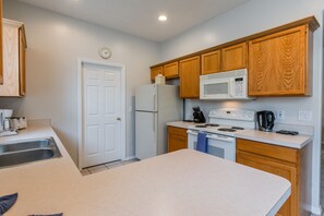 ثلاجة، ميكروويف، فرن، موقد طهي مسطح